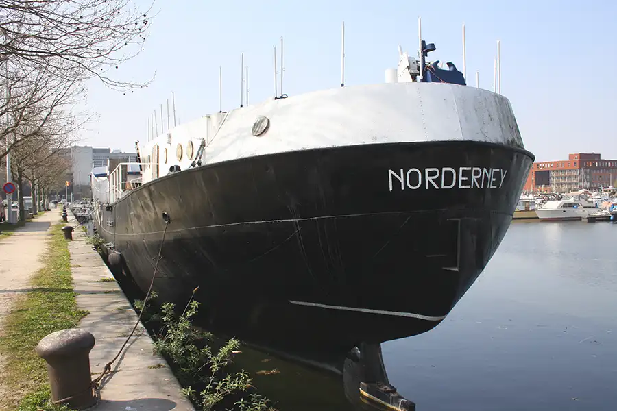 Το MV Norderney παροπλισμένο χωρίς ιστία και κεραίες, στο Antwerp του Βελγίου το 2011